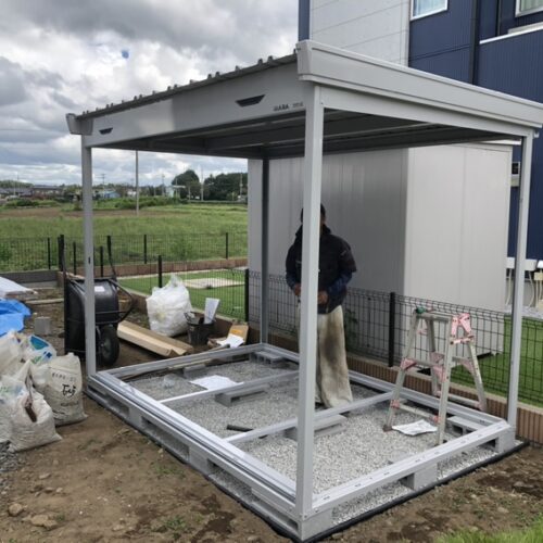 物置きの設置作業となります。