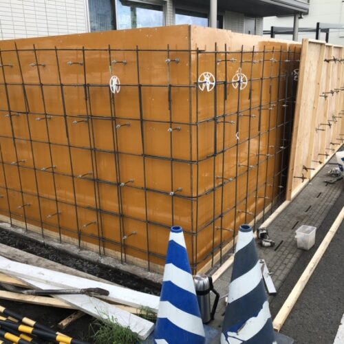 コンクリート塀の型枠組み作業となります。