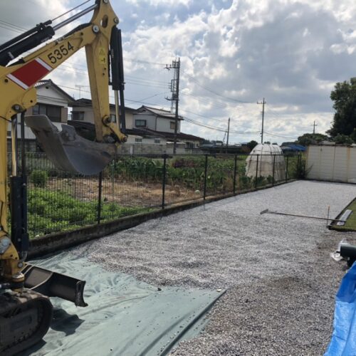 防草シート及び6号砕石敷き作業となります。