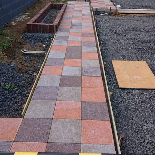 アプローチ平板の施工です。