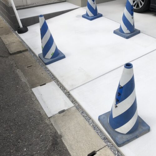 側溝フタの交換作業となります。