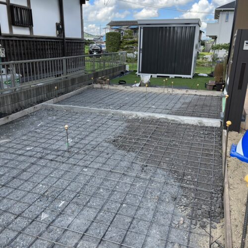 枠組みとワイヤーメッシュ作業です。