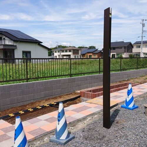 カーポート柱建て、フェンス取り付けです。