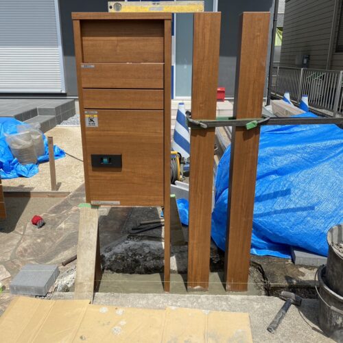 門柱施工です。