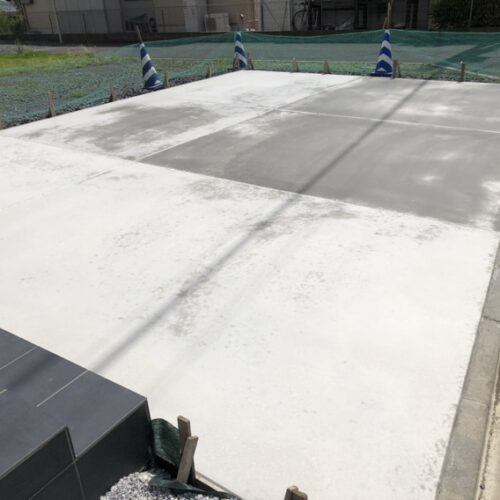 駐車場の土間コンクリートの養生中となります。