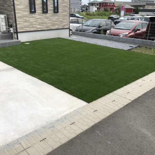 人工芝張り作業完了となります。