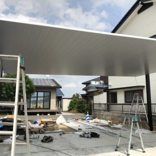 カーポートSCの設置屋根張り作業となります。
