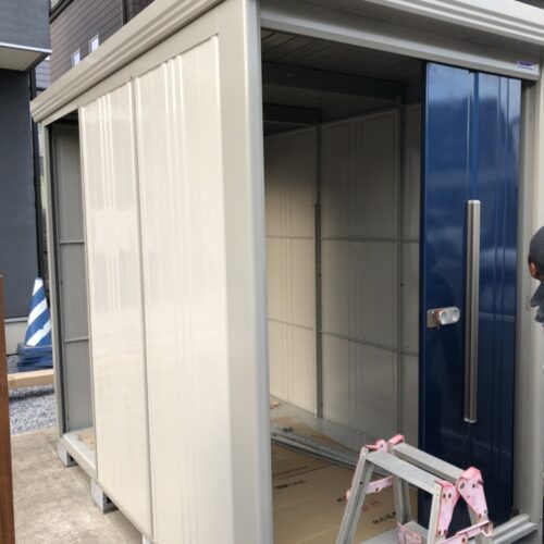 物置きの設置作業となります。