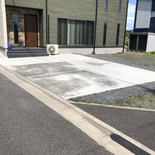 駐車場のコンクリートの養生も終わり工事完了となります。