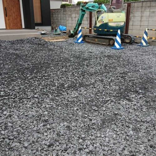駐車場砕石入れです。