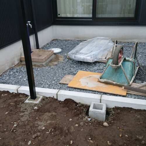 フェンス基礎石及び排水パンの施工です。