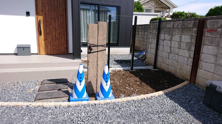 枕木の建て込み設置となります。