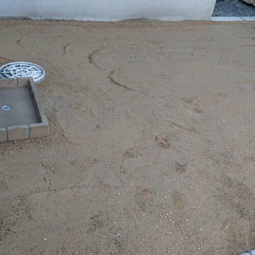 人工芝下地山砂入れです。