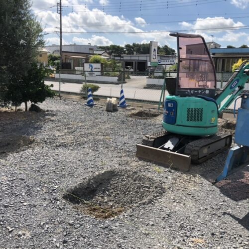 駐車場カーポートSC工事本日より作業開始です。カーポートの柱部分の掘削作業となります。