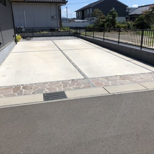 カーポートSCの工事となります。本日は工事着工前のご近隣へのご挨拶へ廻らせて頂きました。お待たせ致しました工事着工となります。