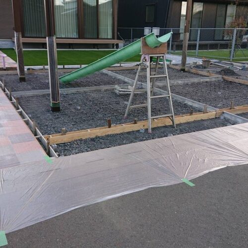 土間コンクリート打設の養生です。