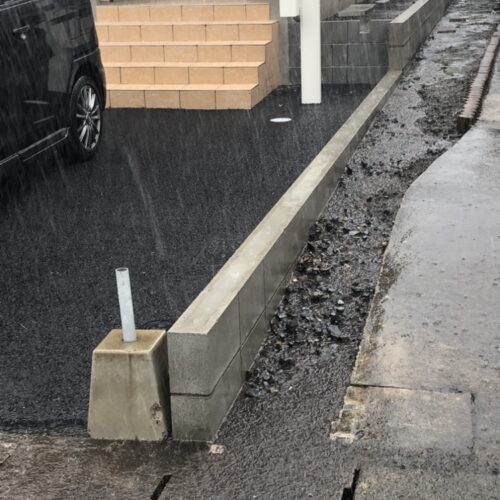 工事着工前のご近隣へのご挨拶へお伺い致しました。お待たせ致しましたフェンス工事の着工となります。