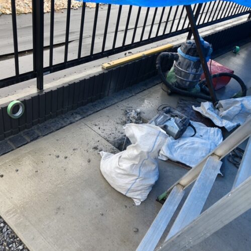 本日よりカーポート工事着工となります。既存のコンクリートにカーポート柱穴のハツリ作業となります。