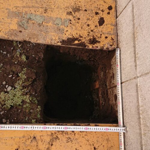 フェンス基礎の掘削です。