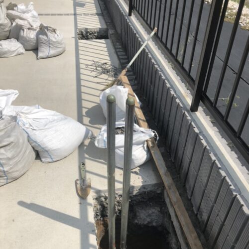 カーポート柱の設置作業となります。