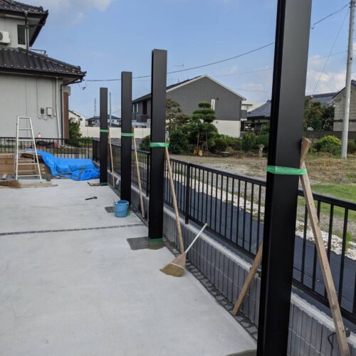 カーポート柱建てです。