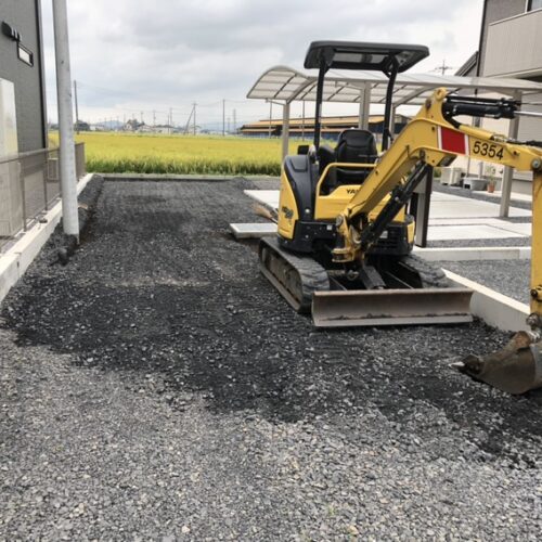 駐車場部分の掘削作業となります。