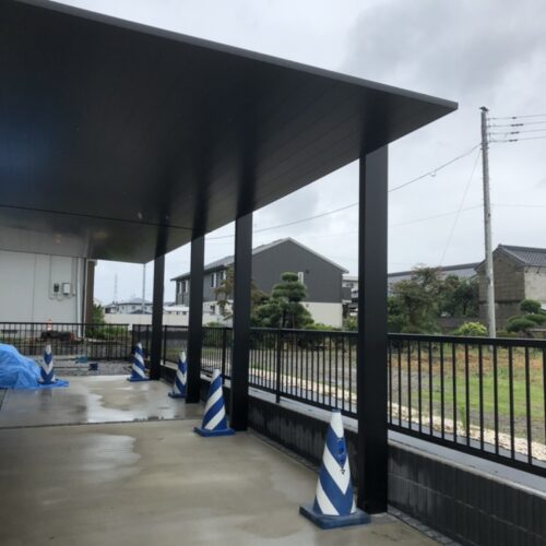 本日は雨の為にカーポート工事はお休みとなります。