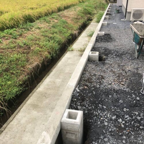 フェンスの束石セットです。