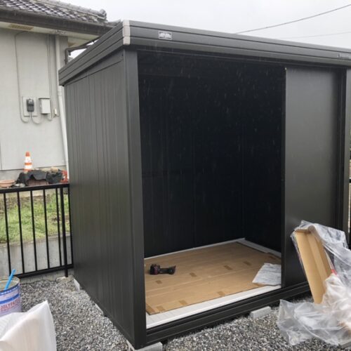 物置きの設置作業となります。