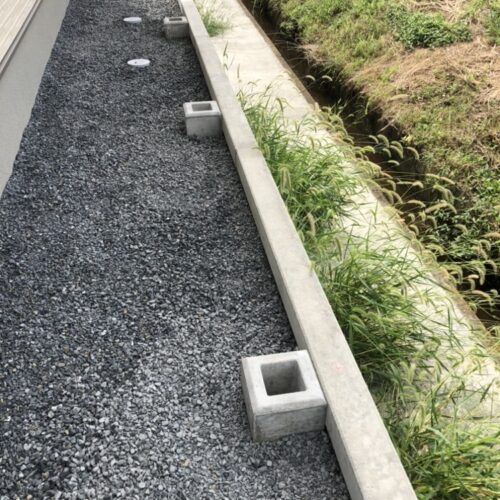 フェンスの柱の束石設置完了です。