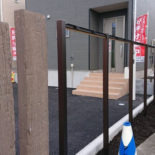 フェンス柱建て及び触れ止めの施工です。