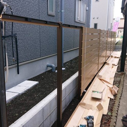 フェンスの施工中です。