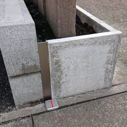 隙間ふさぎの取り付けです。