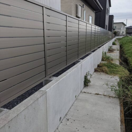 フェンス工事です。