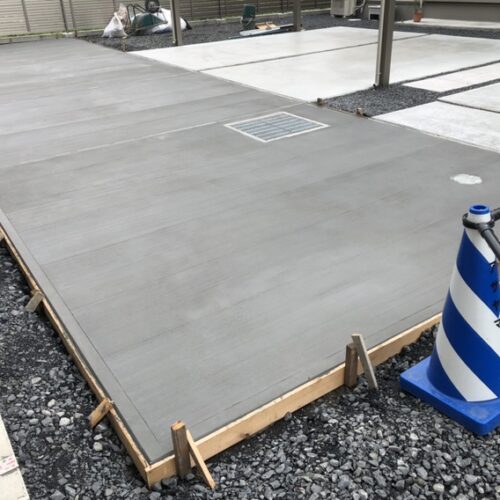 駐車場土間コンクリートの養生となります。