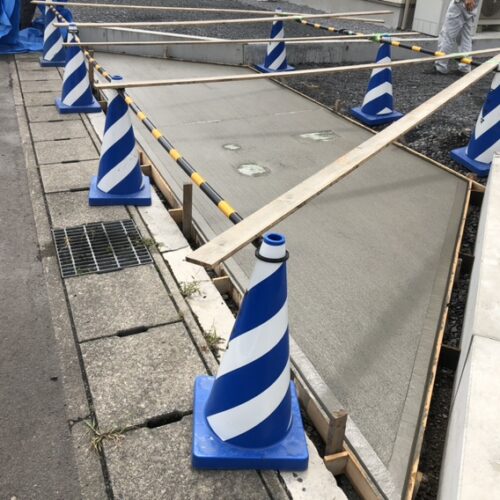 乗り入れ部分のコンクリートの打設作業となります。