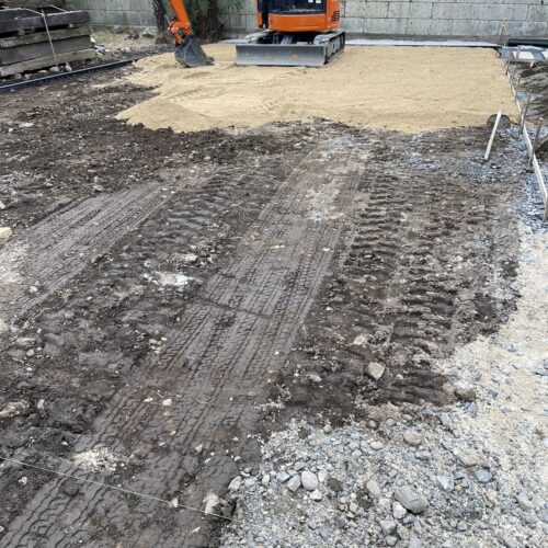 人工芝下地山砂敷き均しです。