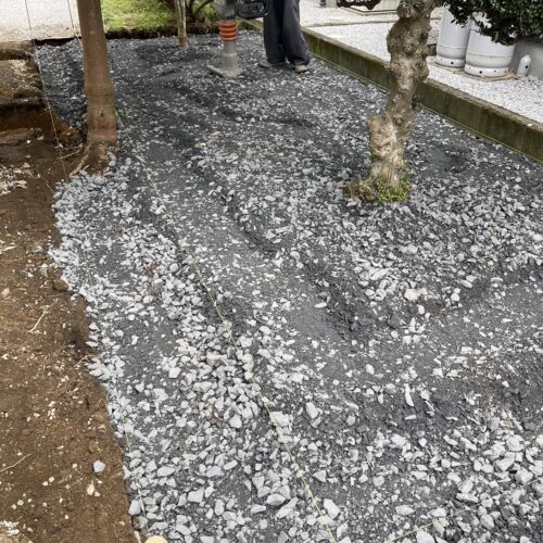 砕石転圧です。