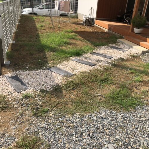 本日は工事着工前のご近隣へのご挨拶にお伺いさせて頂きました。お待たせ致しましたお庭の改修工事着工となります。