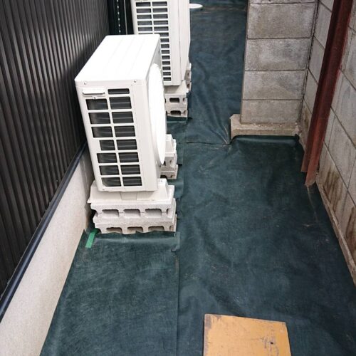 防草シート敷きです。