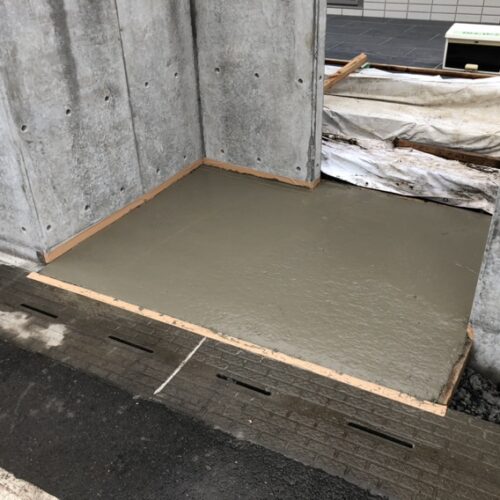 玄関前のコンクリートの打設作業となります。