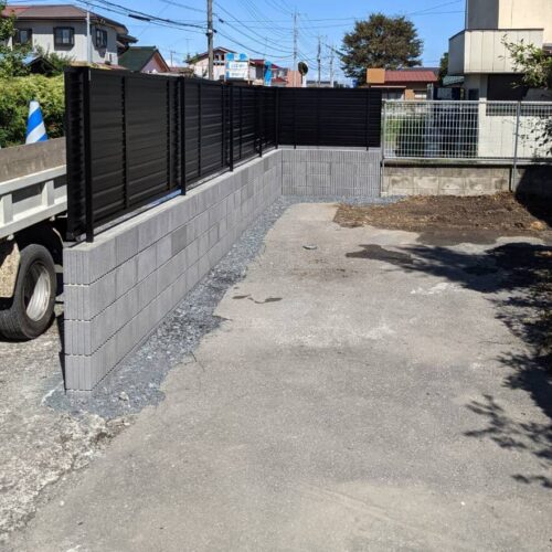 フェンス取り付け作業です。