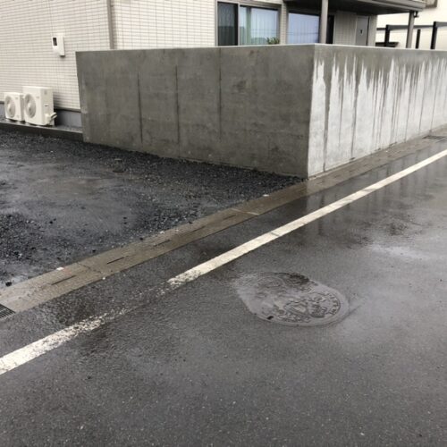 駐車場コンクリートの養生も終わり型枠コンクリートの外構工事完了となります。