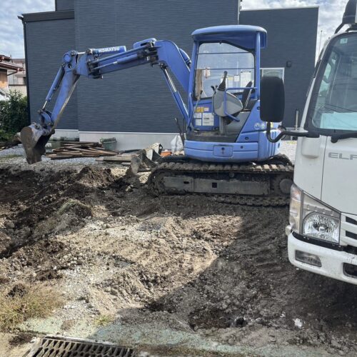 重機を回送して、本日着工になります。