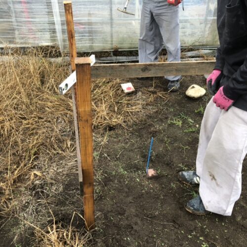 高さ及び位置出しの丁張り掛けの作業となります。