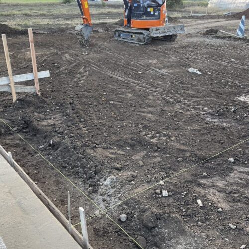 駐車場部分の掘削作業です