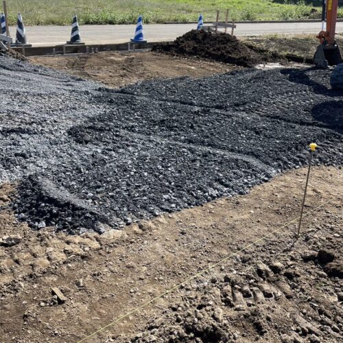 駐車場砕石入れ作業です