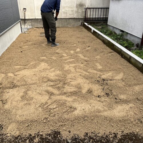 お庭の山砂敷き作業です