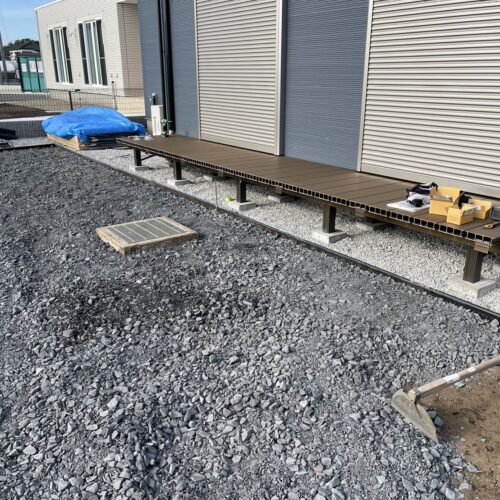 樹脂デッキの施工です