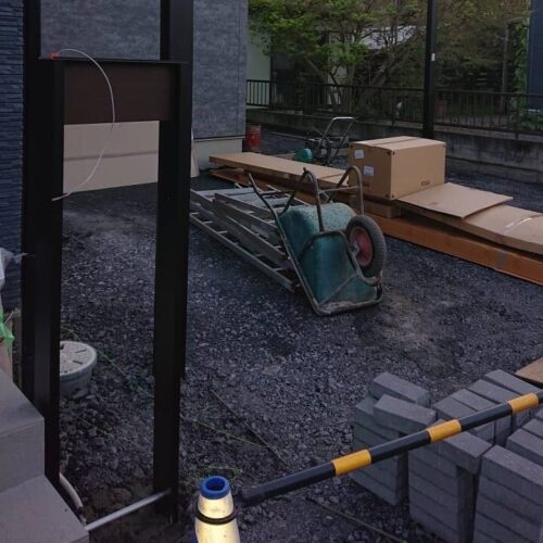 カーポート、機能門柱の柱建てです。